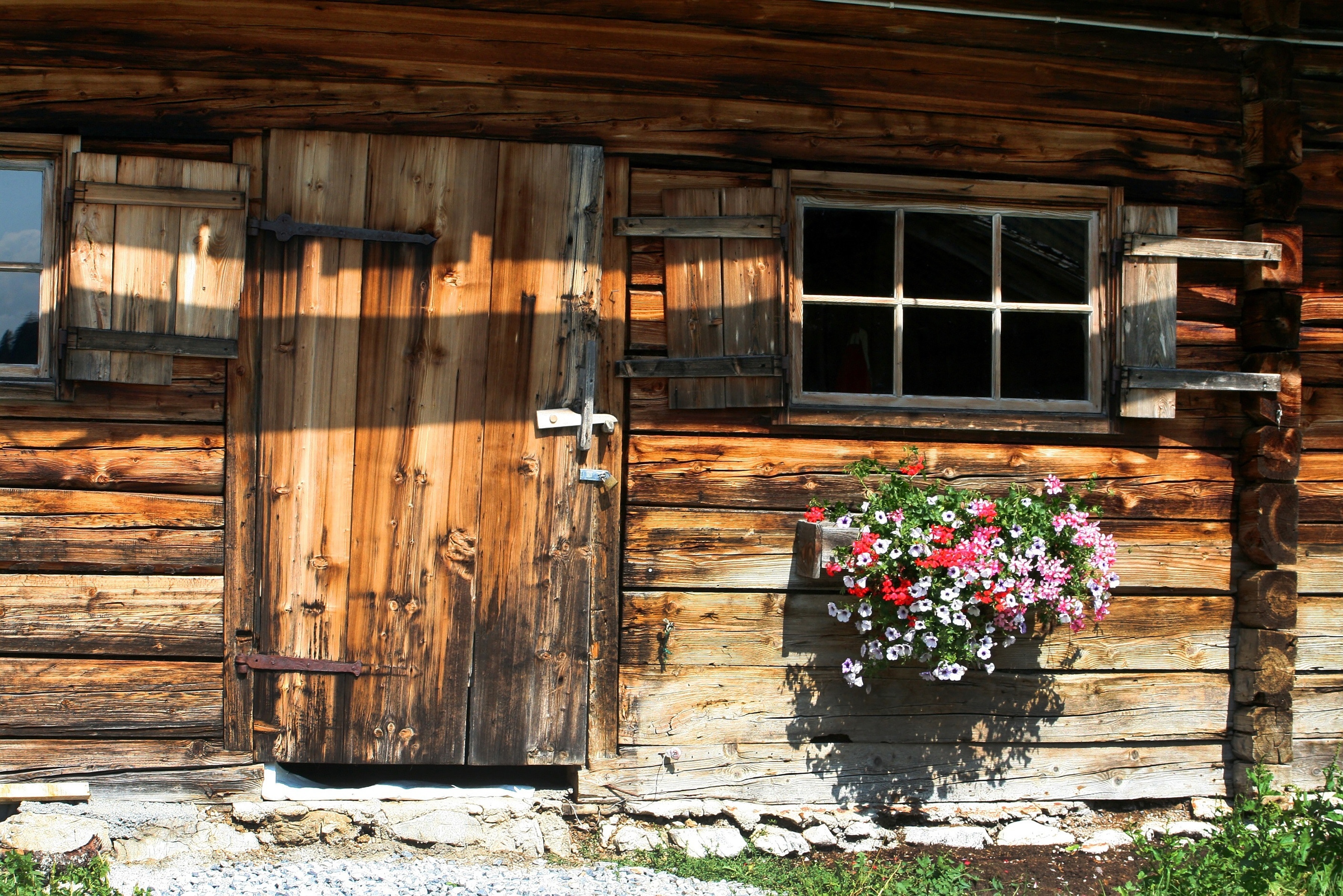 Facade of Kiva's wood cabin in New Mexico