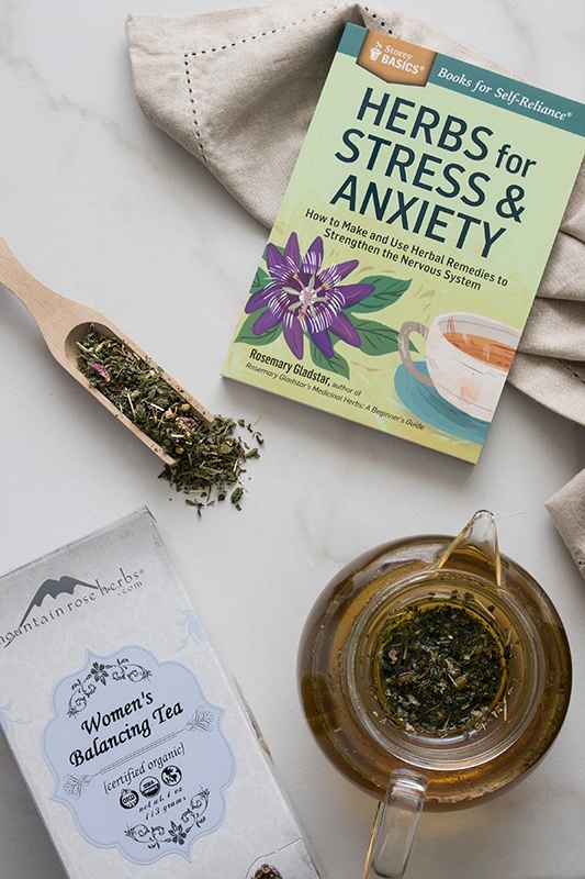 loose-leaf tea and teapot with book