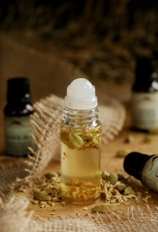 A classic fall essential oil blend with spice and citrus notes like cardamom, sweet orange, and ginger make this a perfect fall essential oil blend. 