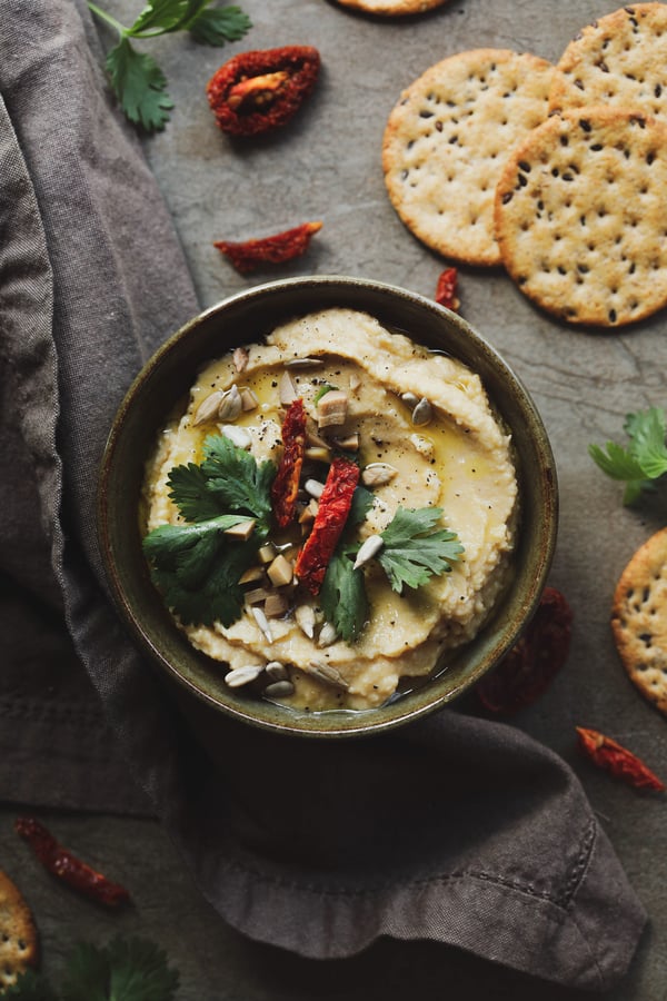 Organic hummus with crackers