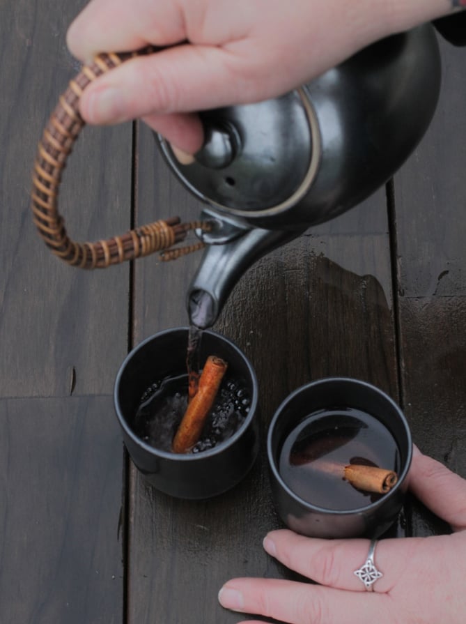 couring pouring cinnamon tea