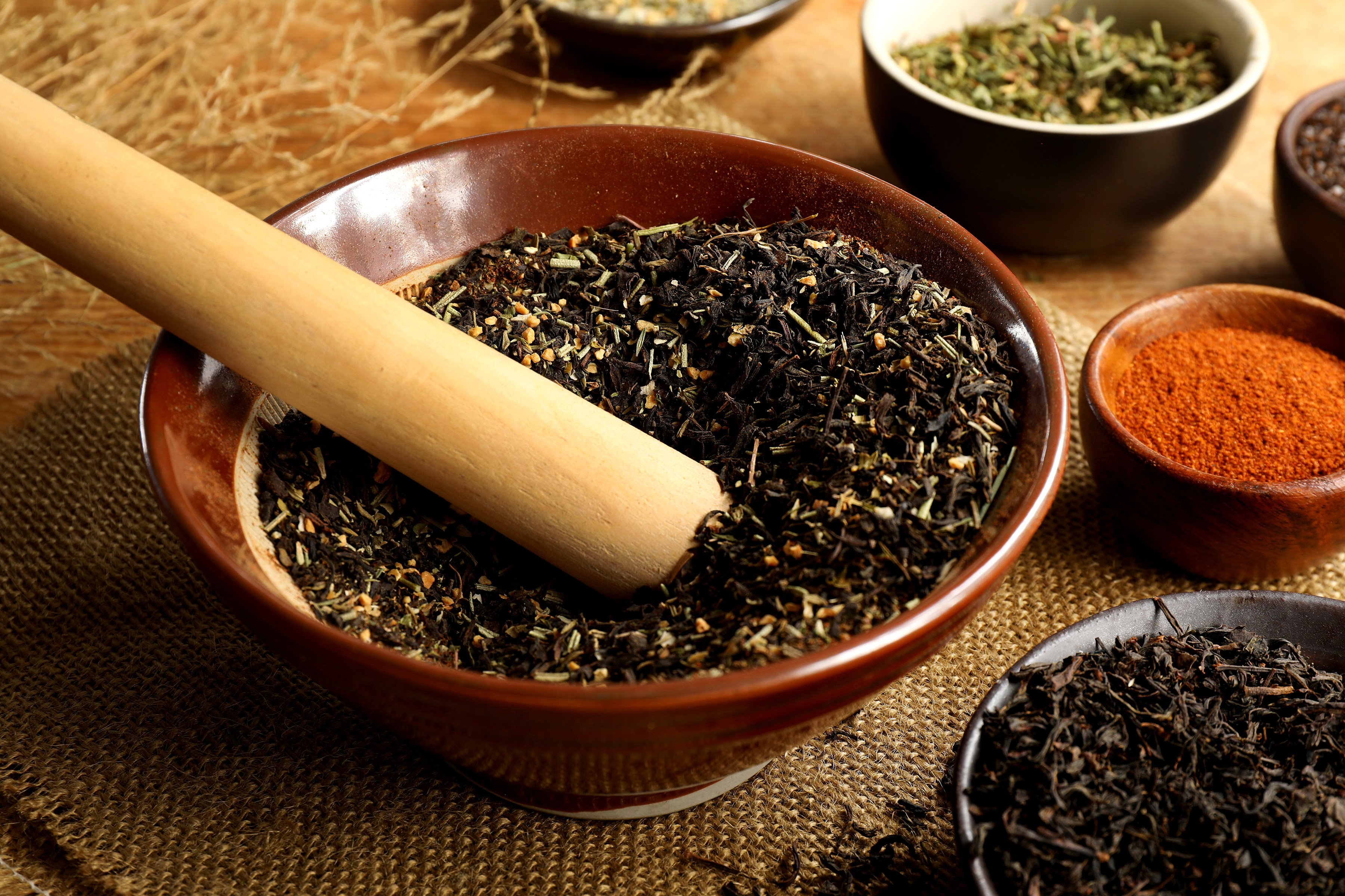 Lapsang souchong can be combined with herbs and spices to create a dry rub or delicious marinade for grilling. Using a suribachi, herbs and spices like cayenne pepper, parsley, and thyme are blended together.