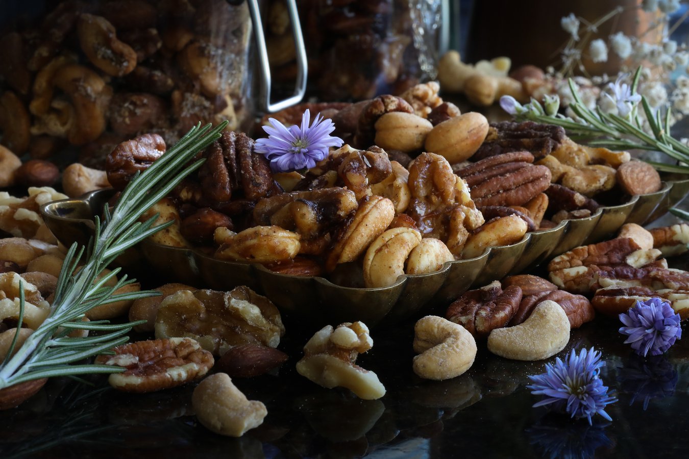 Roasted mixed nuts with herbs and spices